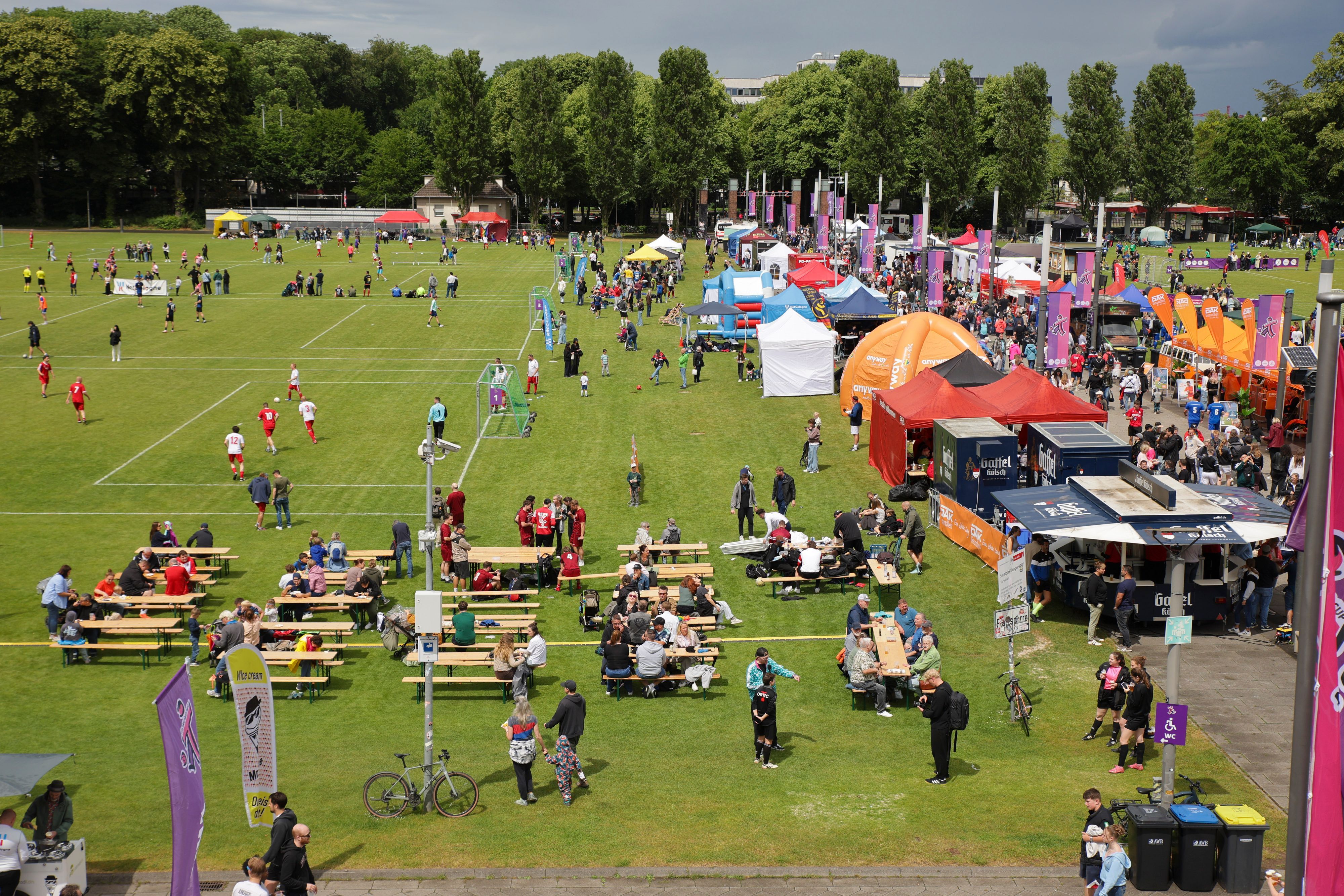 Come-Together-Cup auf den Vorwiesen des Rhein-Energie-Stadions.