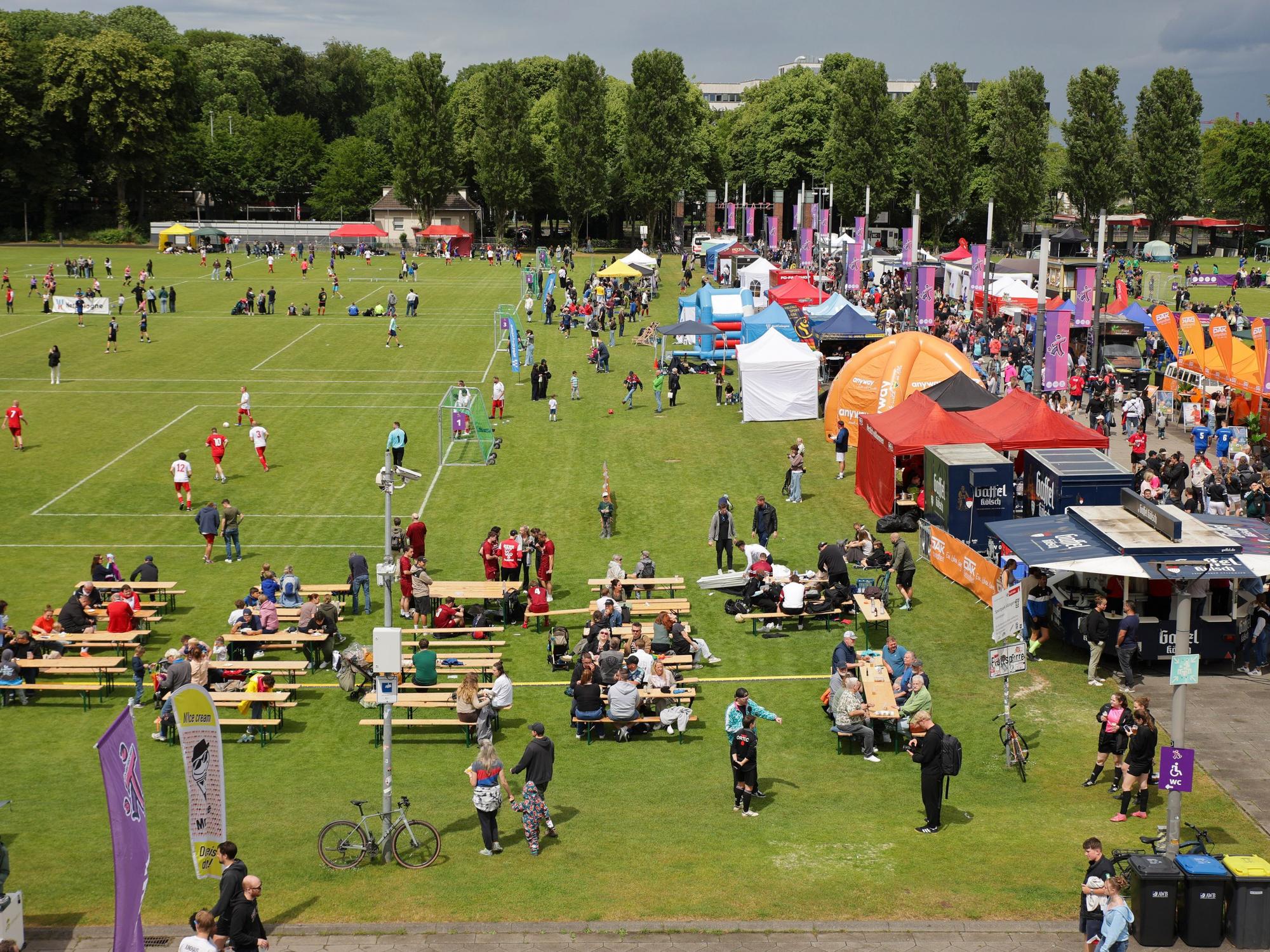 Come-Together-Cup auf den Vorwiesen des Rhein-Energie-Stadions.