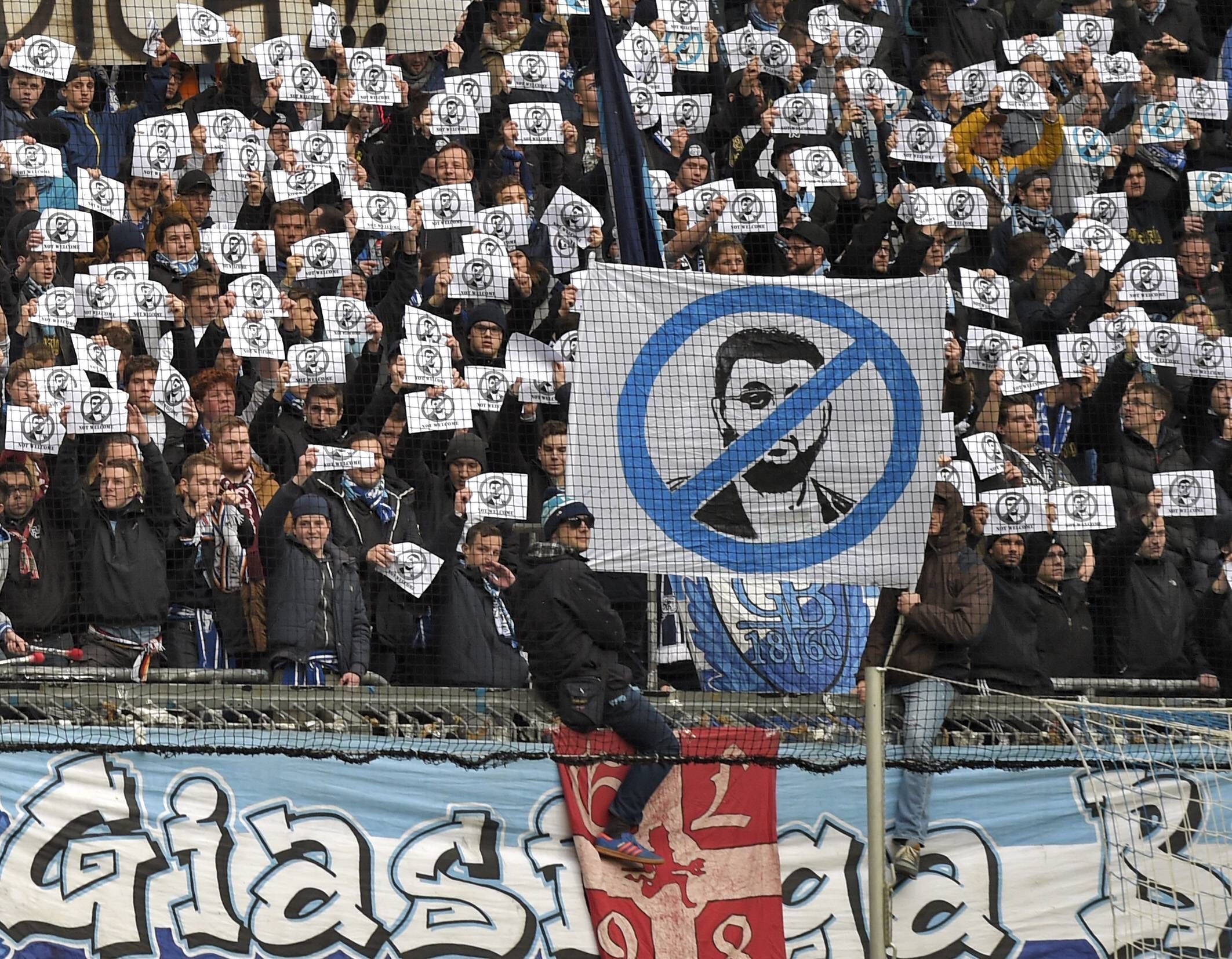 Fußballfans protestieren gegen Hasan Ismaik