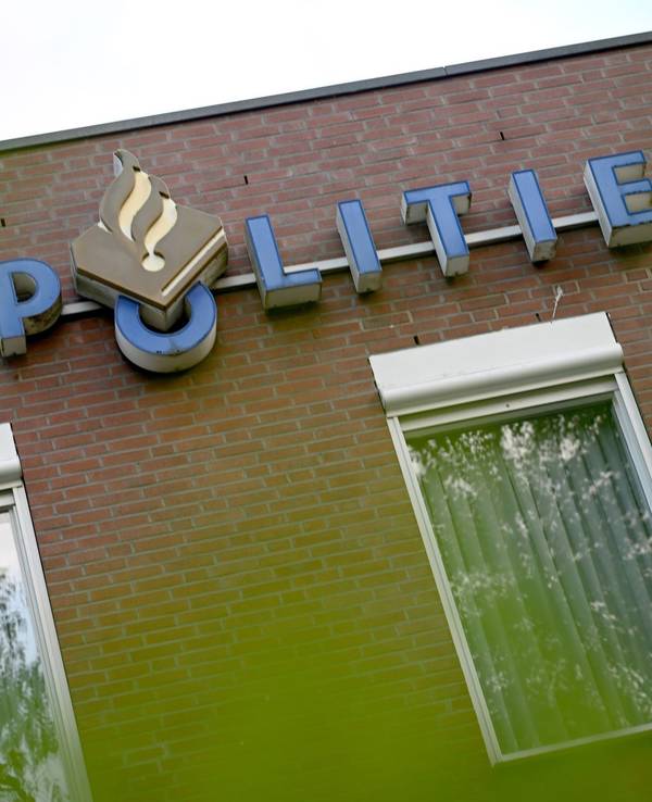 Schriftzug „Politie“ an einem Polizeirevier