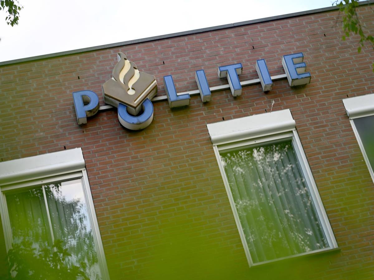 Schriftzug „Politie“ an einem Polizeirevier