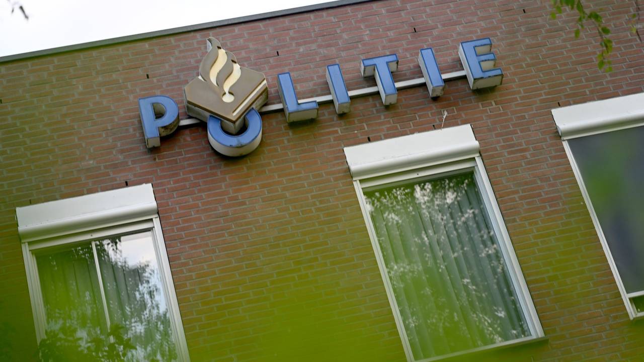 Schriftzug „Politie“ an einem Polizeirevier