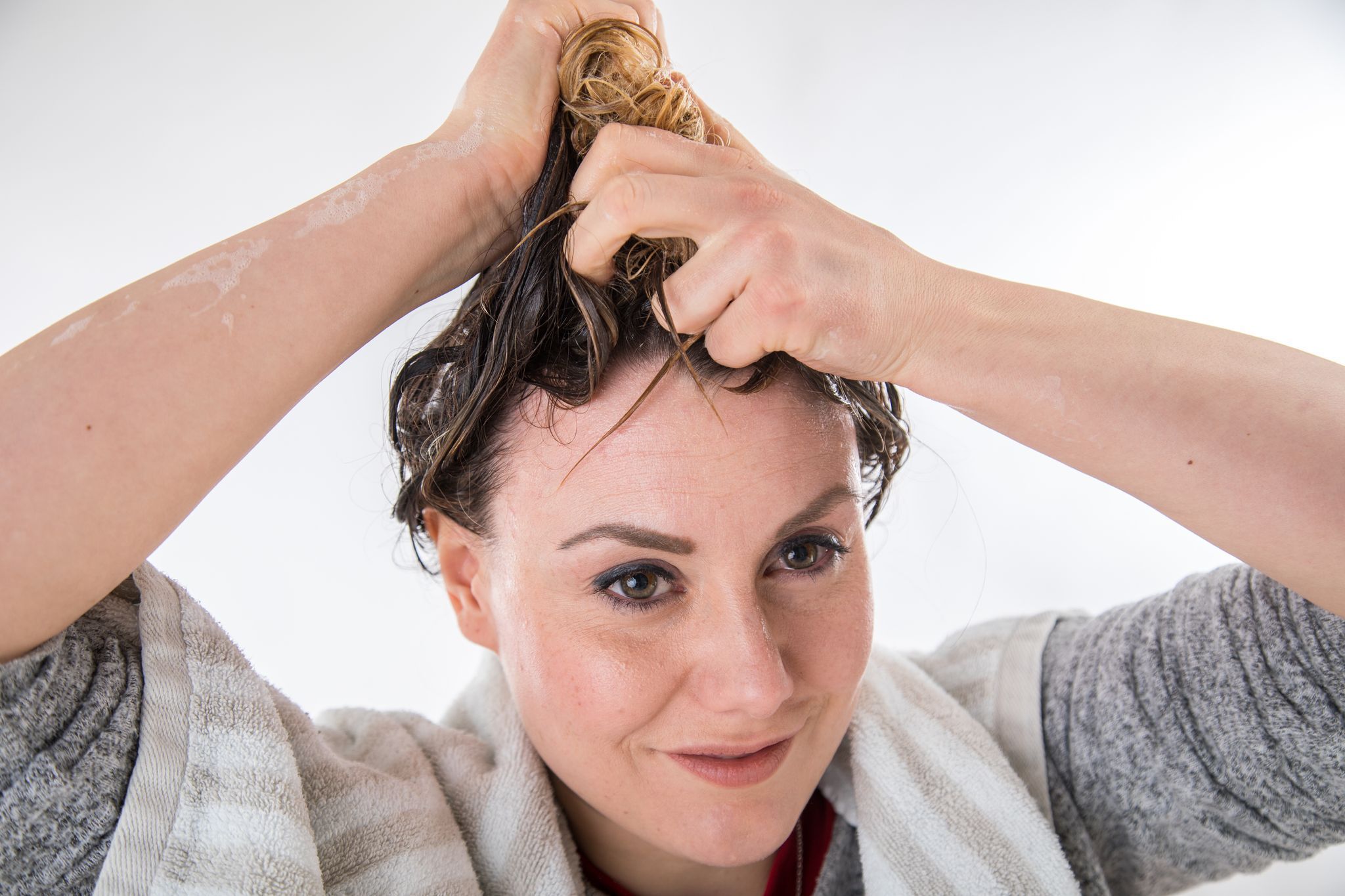 Eine Frau pflegt ihre Haare