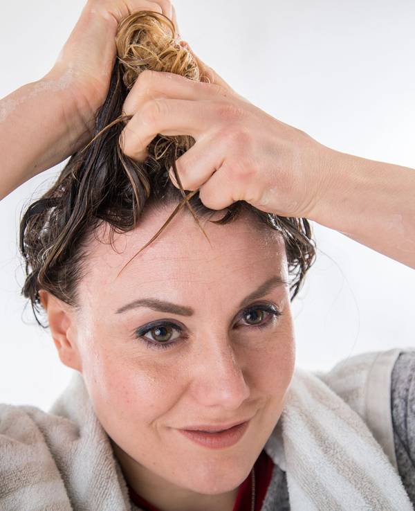 Eine Frau pflegt ihre Haare
