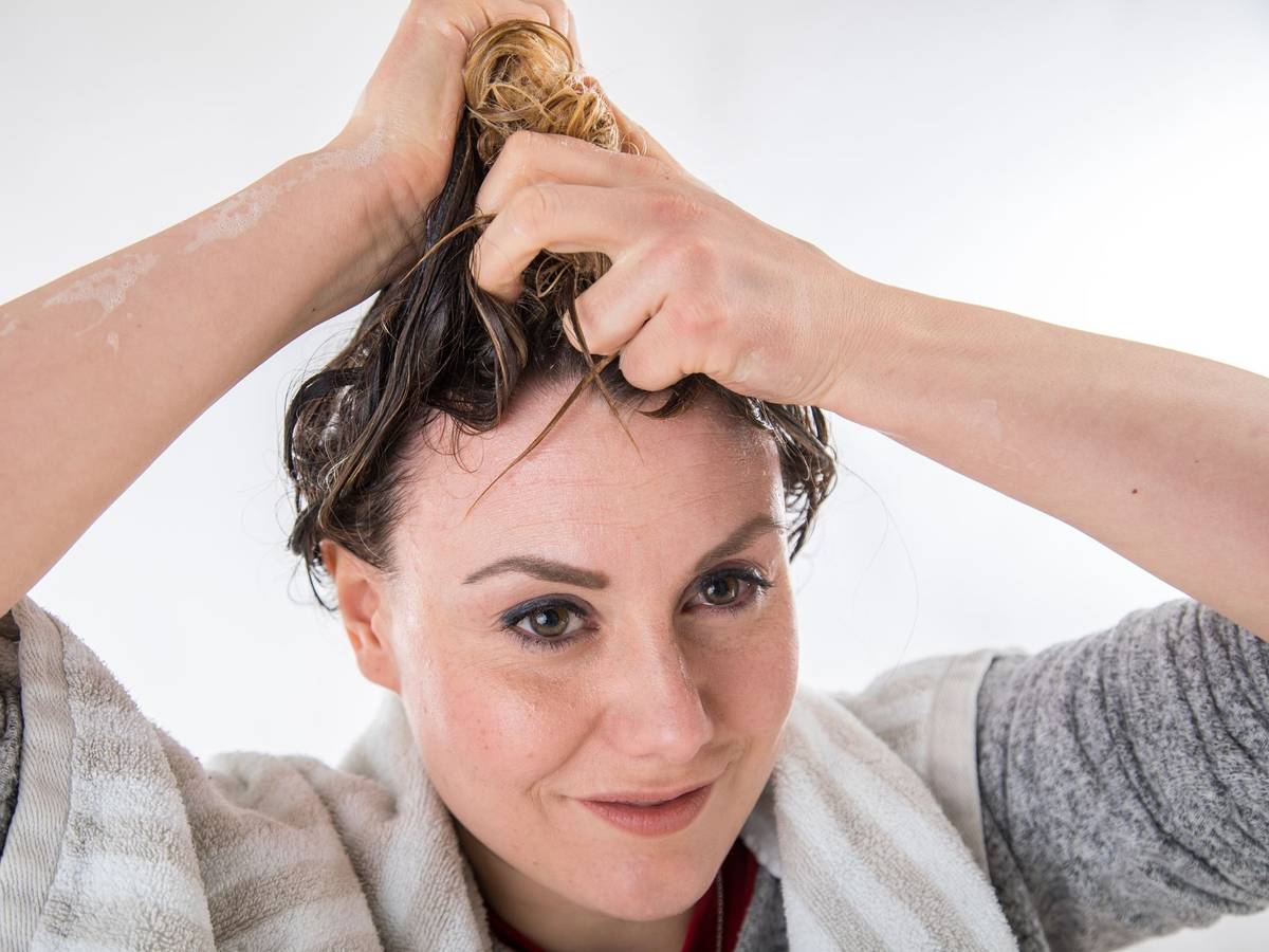 Eine Frau pflegt ihre Haare