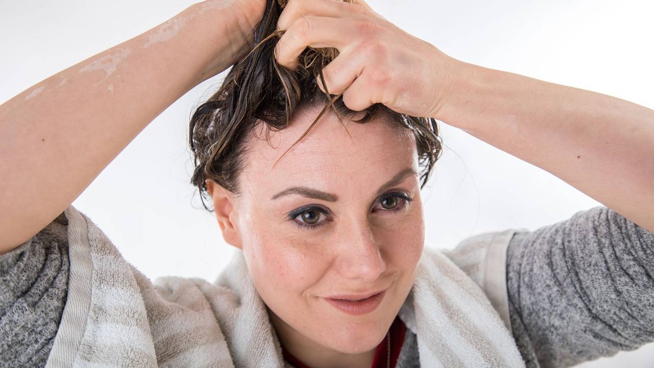 Eine Frau pflegt ihre Haare
