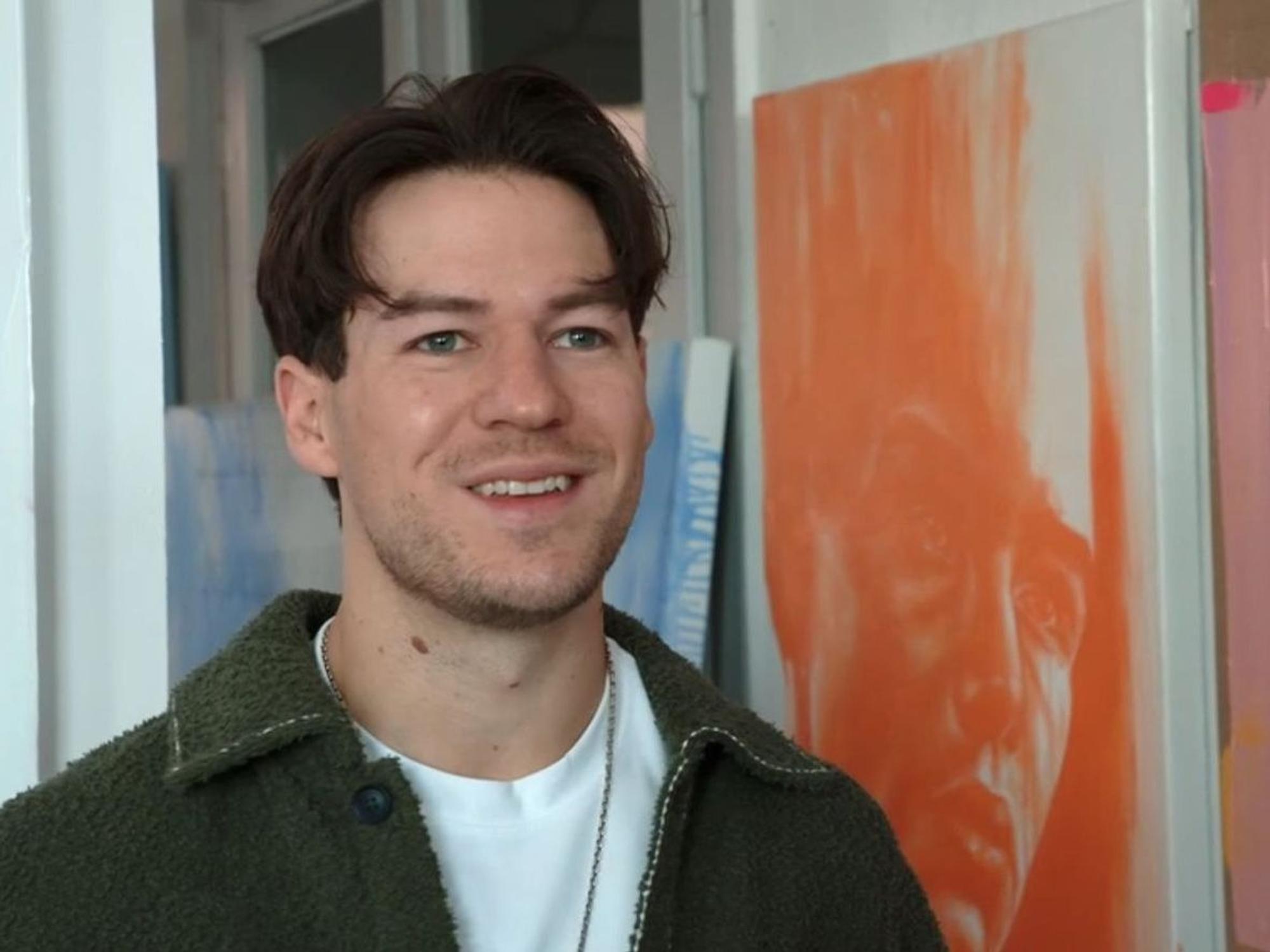 Der Künstler Fabian Utta verdient sein Geld mit seiner Kunst und das nicht zu knapp. (Bild: RTL)