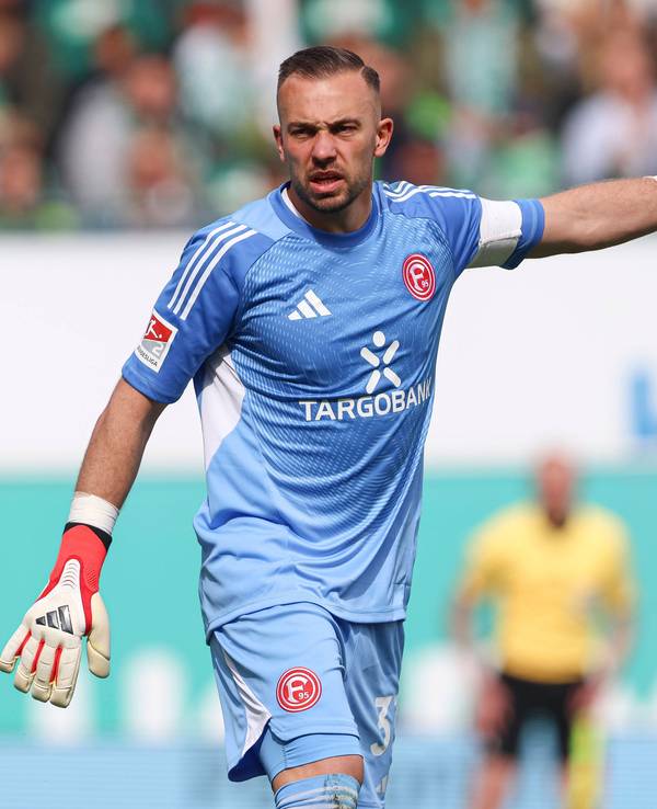 Torwart Florian Kastenmeier gibt Anweisungen auf dem Platz.