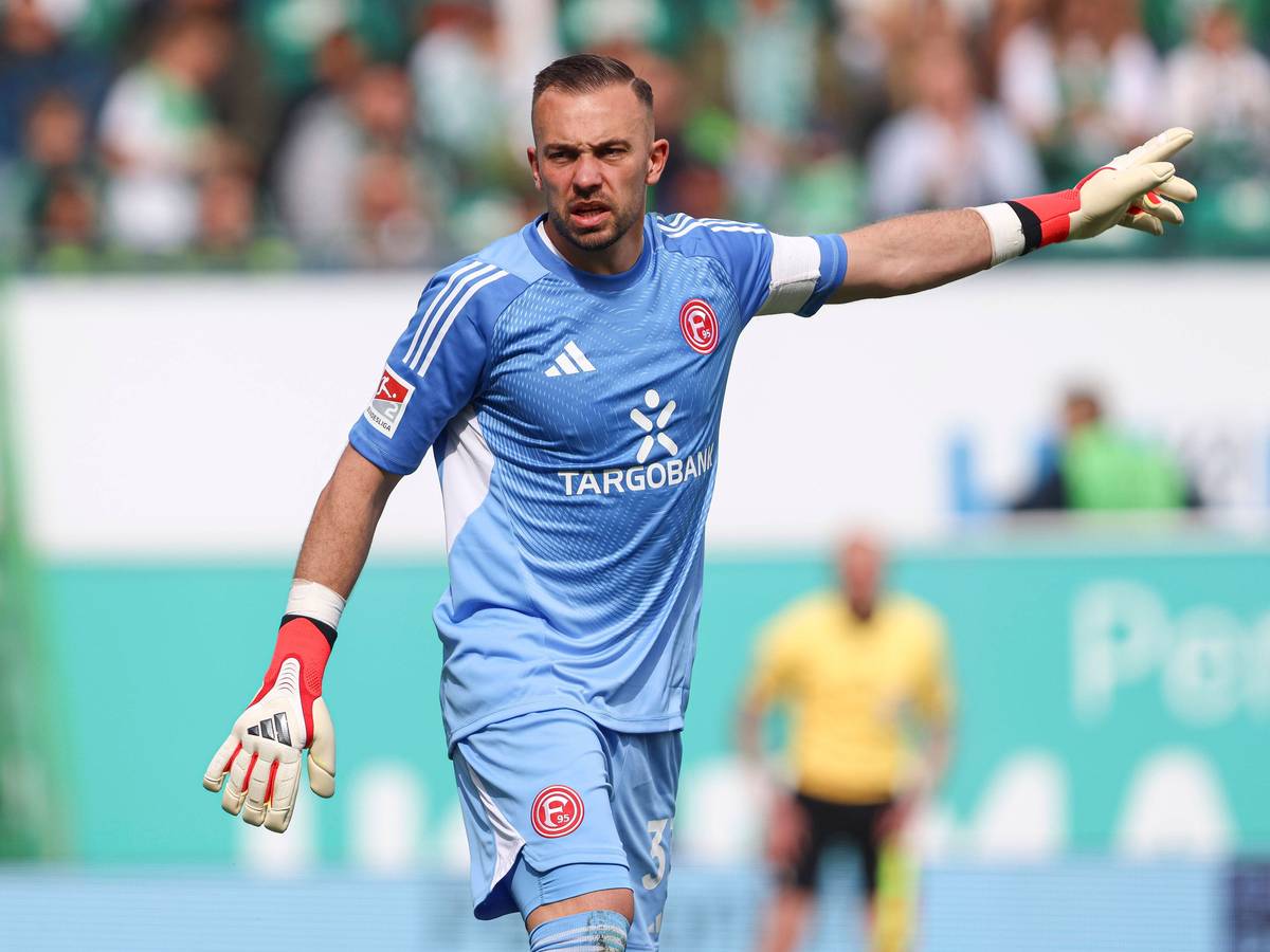Florian Kastenmeier zeigt mit dem linken Arm in eine Richtung.