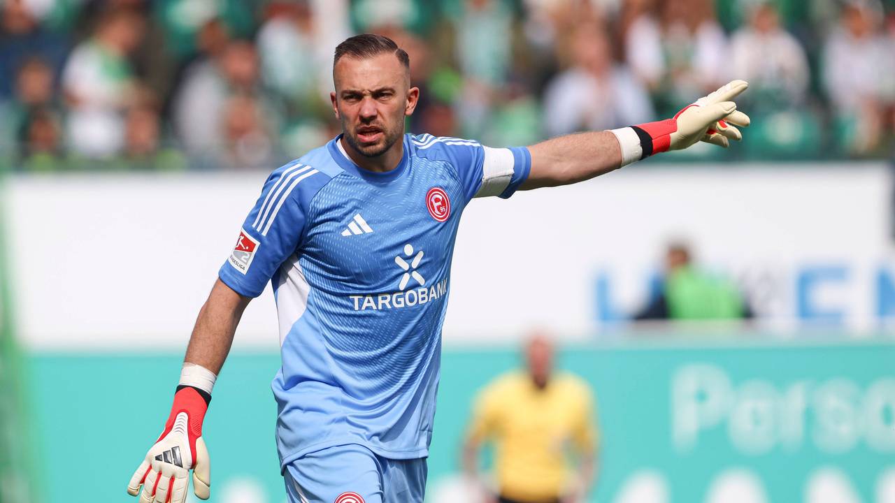 Torwart Florian Kastenmeier gibt Anweisungen auf dem Platz.