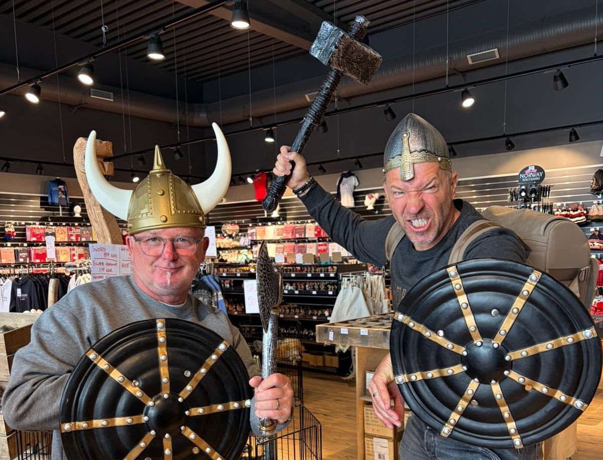 Micki Schläger und Patrick Lück im Wikinger-Outfit.