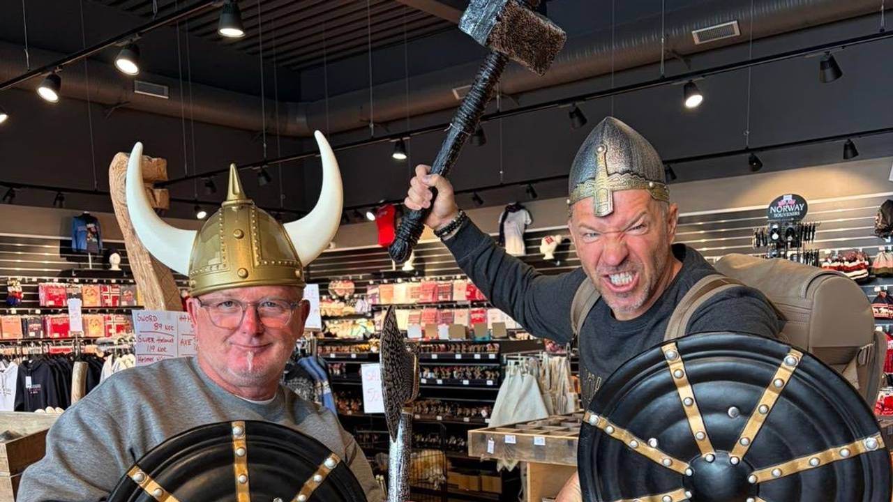 Micki Schläger und Patrick Lück im Wikinger-Outfit.