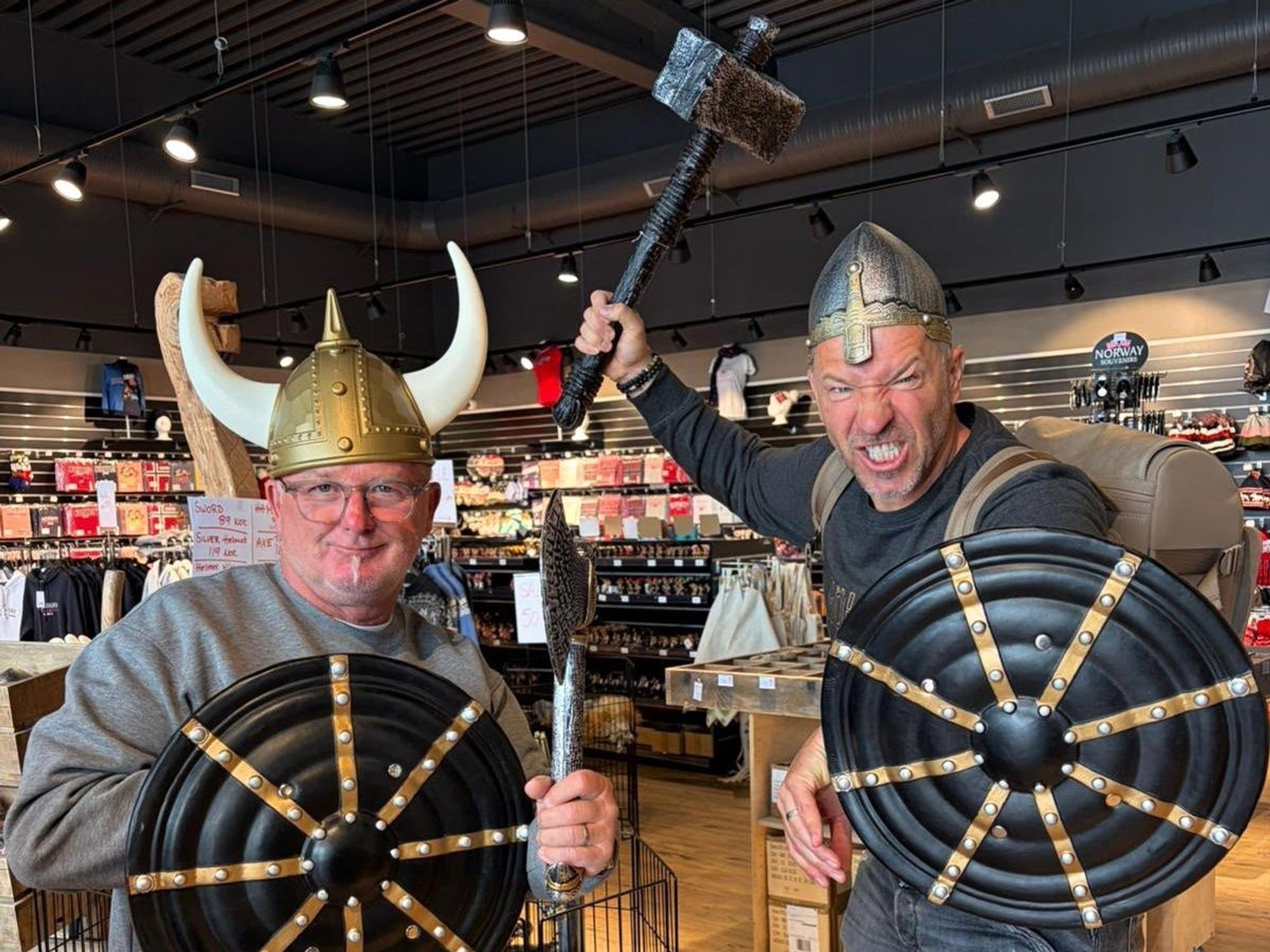 Micki Schläger und Patrick Lück im Wikinger-Outfit.