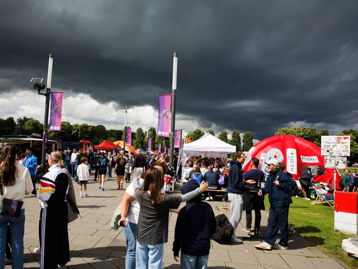 Come-Together-Cup auf den Vorwiesen des Rhein-Energie-Stadions.