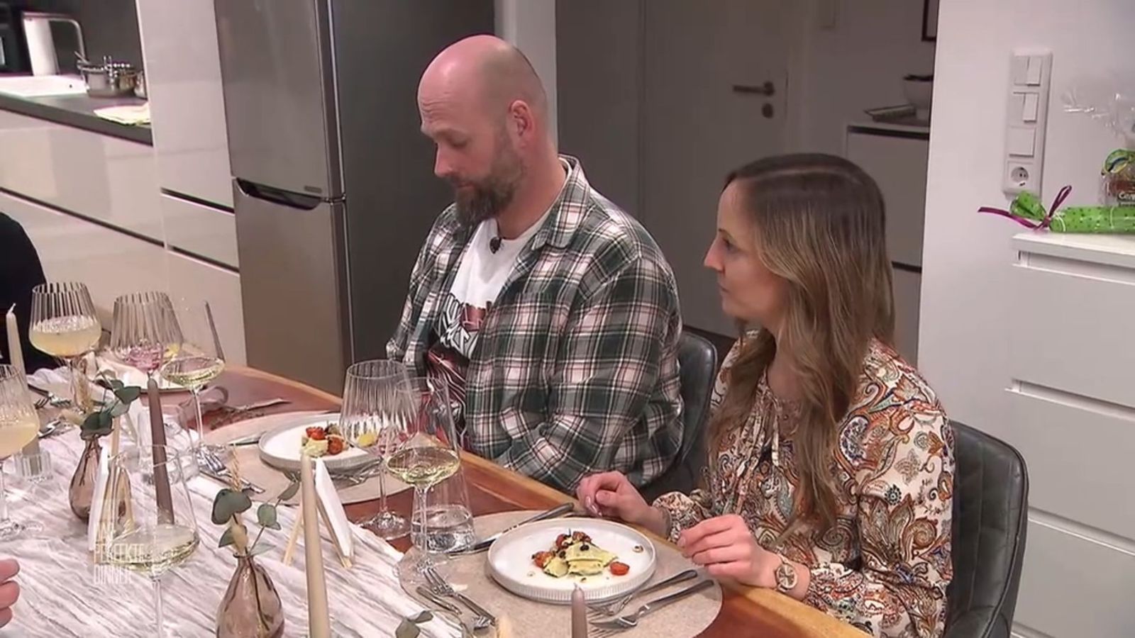 Kei und Maddi erwarten Fine Dining und werden mit der Vorspeise nicht enttäuscht.
 (Bild: RTL)