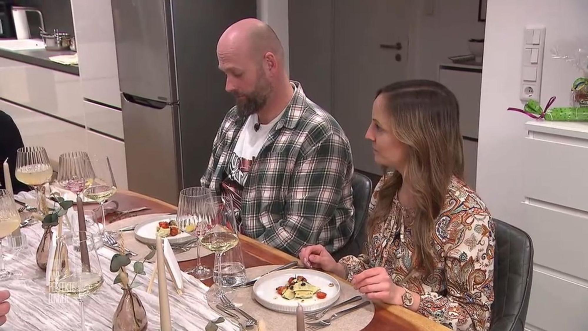 Kei und Maddi erwarten Fine Dining und werden mit der Vorspeise nicht enttäuscht.
(Bild: RTL)