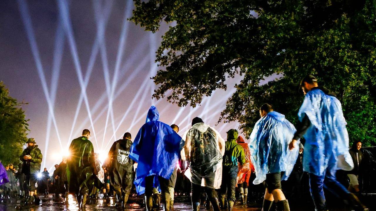 Festivalbesucher bei Regen beim Wacken Open Air