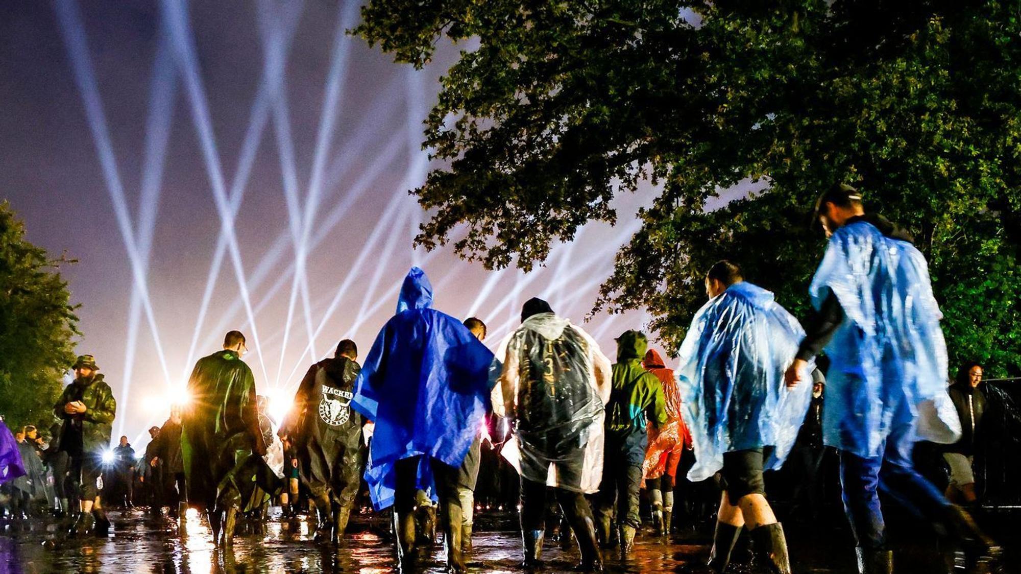 Festivalbesucher bei Regen beim Wacken Open Air