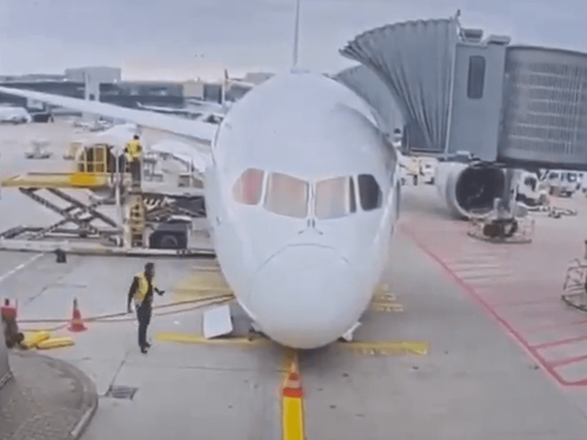 Die Lufthansa-Maschine liegt vor dem Gate am Frankfurter Flughafen. Das Vorderfahrwerk ist eingeknickt.