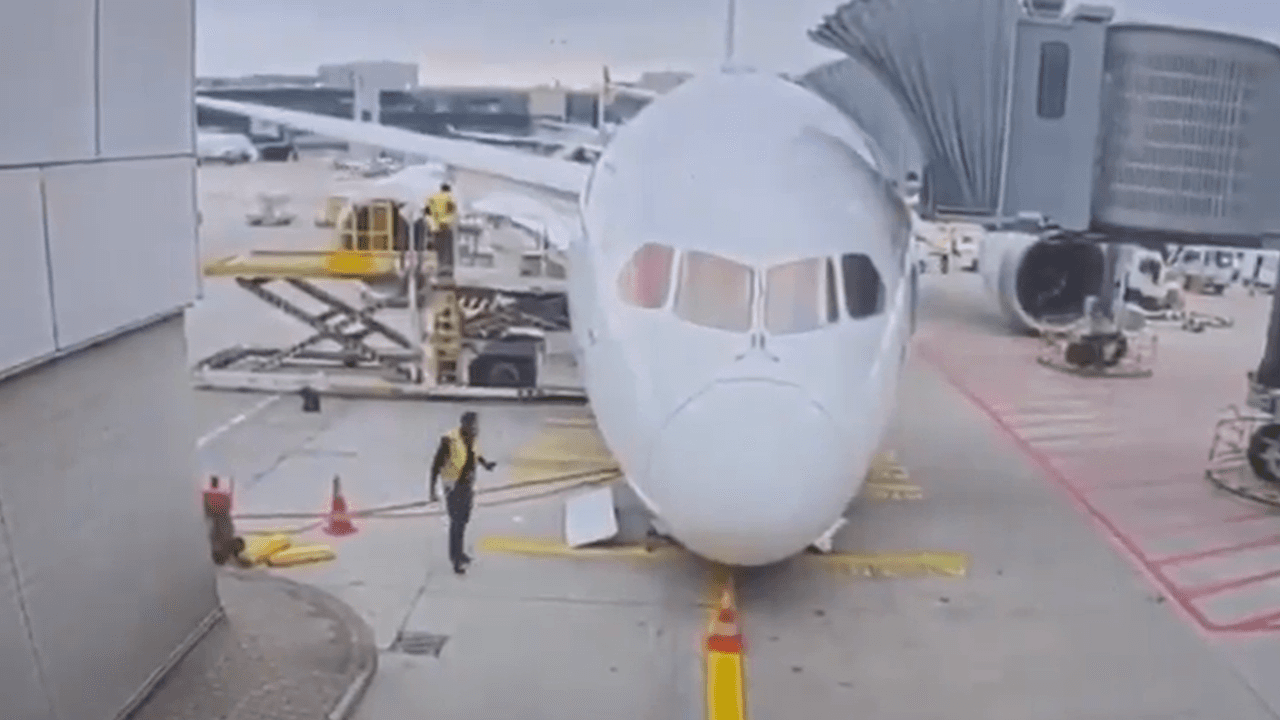 Die Lufthansa-Maschine liegt vor dem Gate am Frankfurter Flughafen. Das Vorderfahrwerk ist eingeknickt.