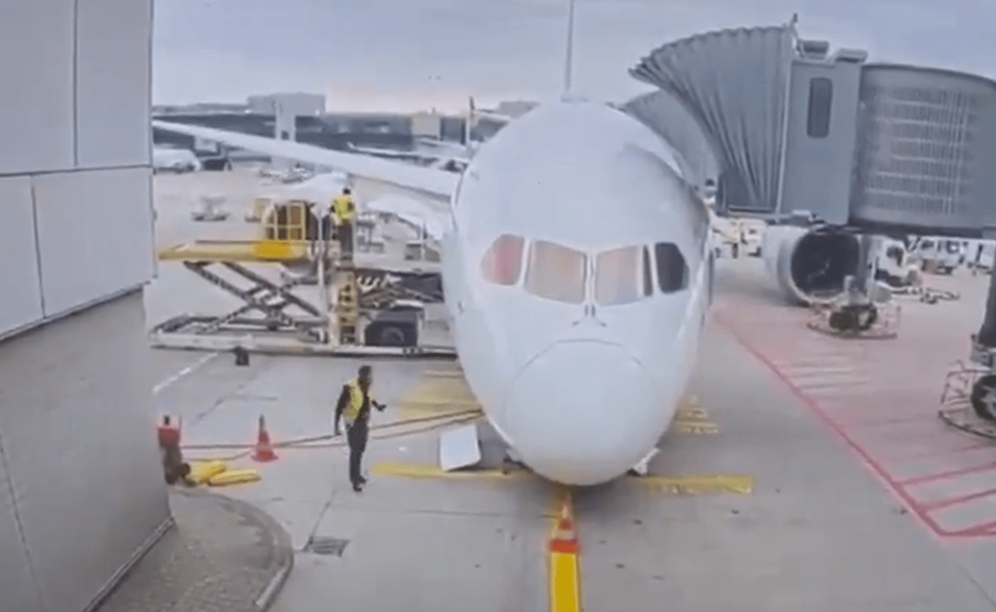 Die Lufthansa-Maschine liegt vor dem Gate am Frankfurter Flughafen. Das Vorderfahrwerk ist eingeknickt.