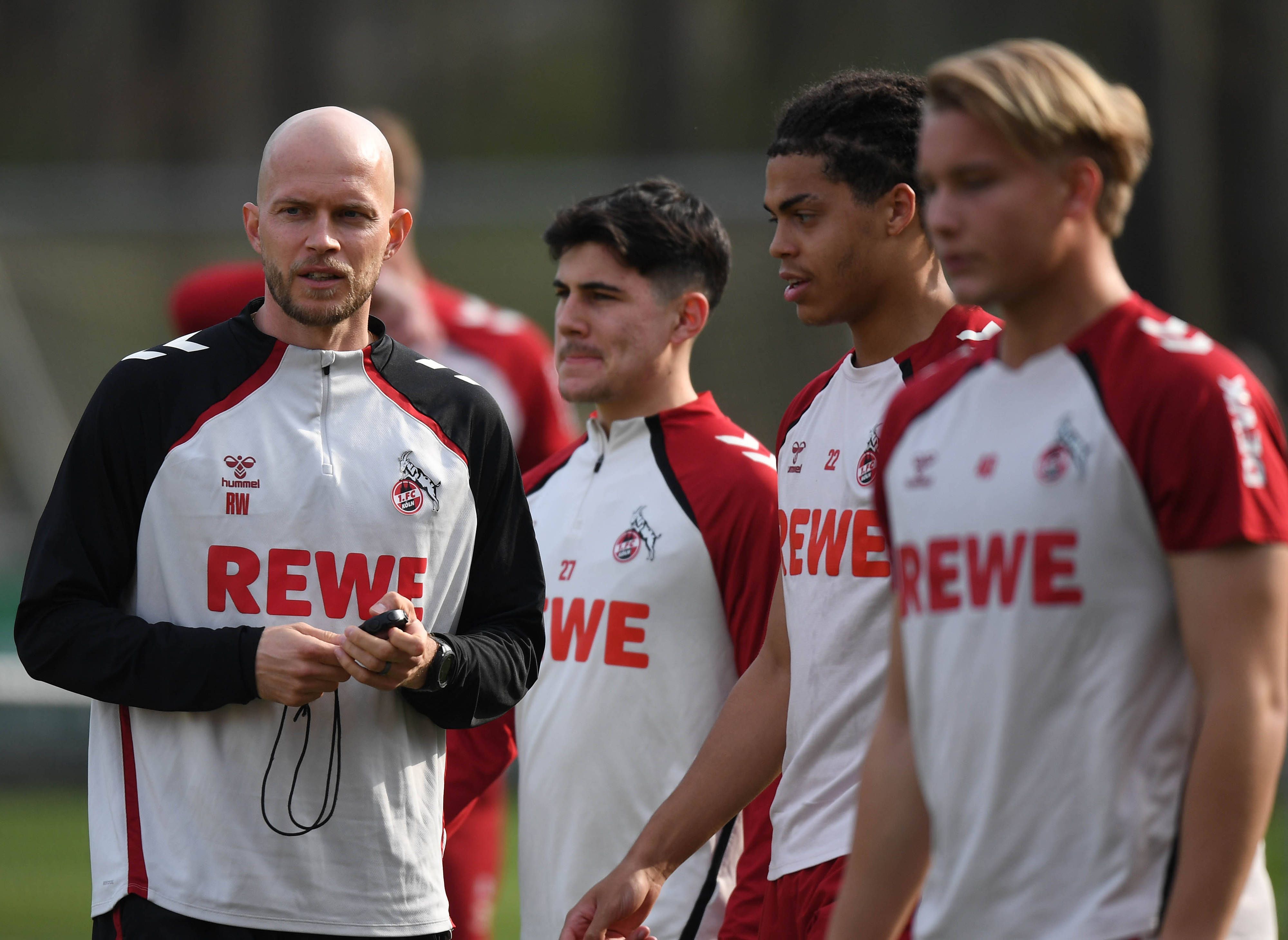 Kölns Cheftrainer Rene Wagner (links) mit Felipe Chavez, Jahmai Simpson-Pusey und Fynn Schenten.