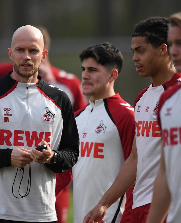 Kölns Cheftrainer Rene Wagner (links) mit Felipe Chavez, Jahmai Simpson-Pusey und Fynn Schenten.