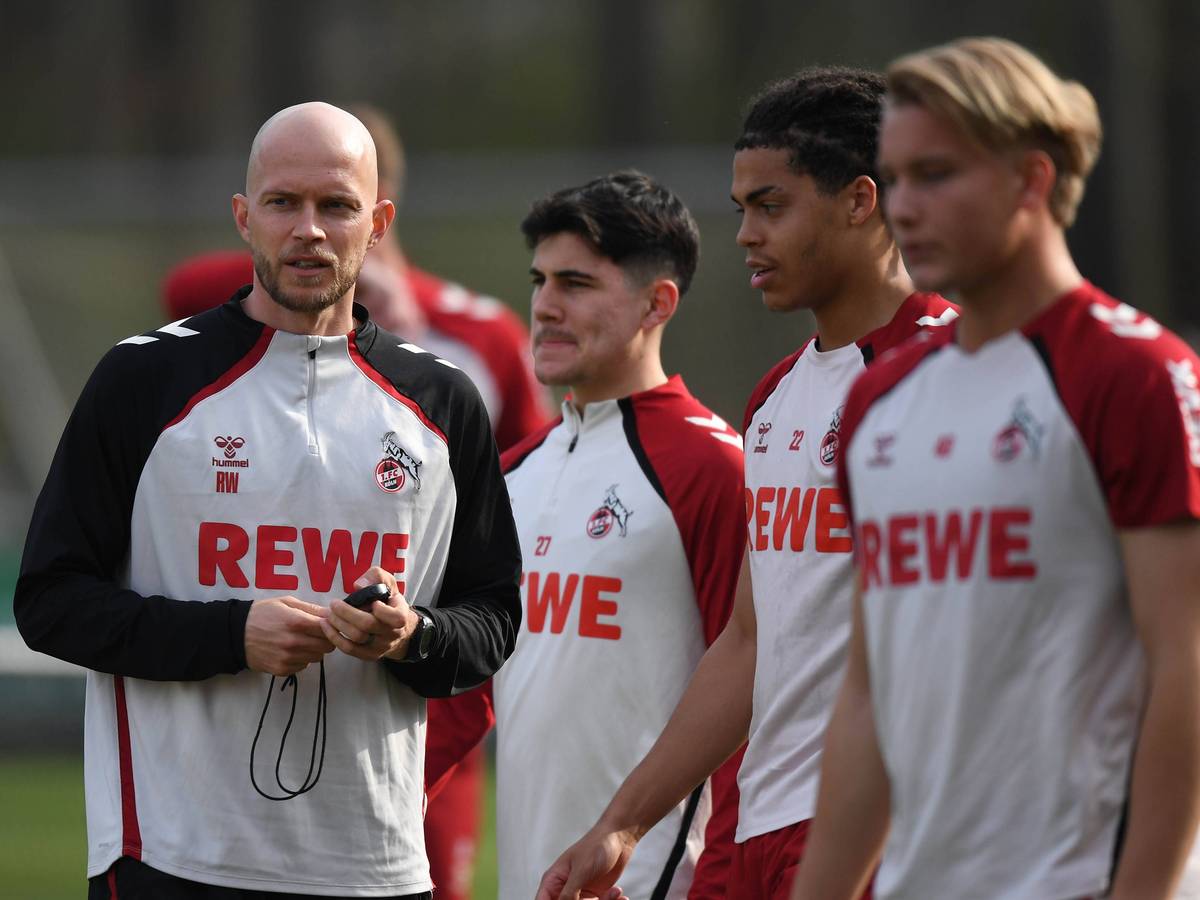 Kölns Cheftrainer Rene Wagner (links) mit Felipe Chavez, Jahmai Simpson-Pusey und Fynn Schenten.