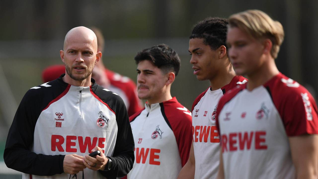 Kölns Cheftrainer Rene Wagner (links) mit Felipe Chavez, Jahmai Simpson-Pusey und Fynn Schenten.