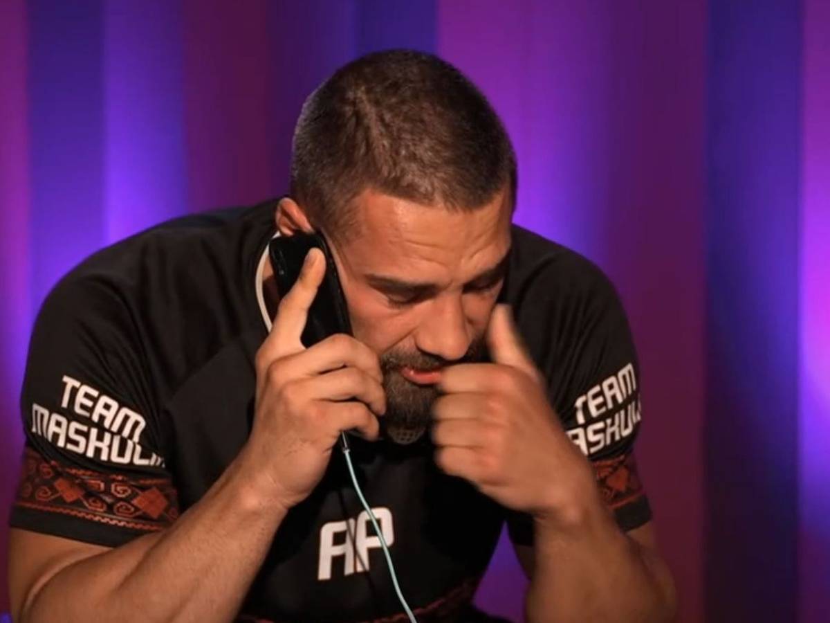 Dramatischer Anruf für Aleks: Ein Verwandter ist in Lebensgefahr. (Bild: RTL)