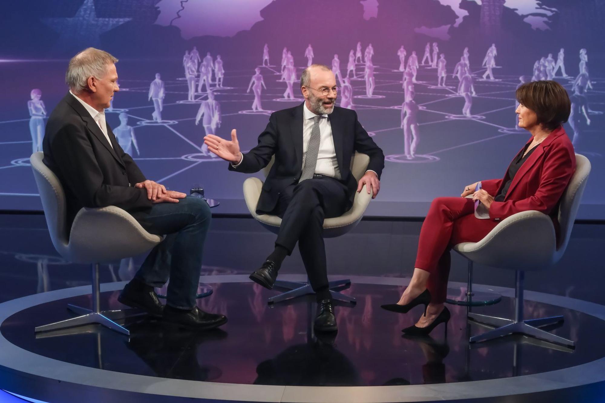 Als es um die Asylpolitik ging, brach eine hitzige Diskussion zwischen Jan van Aken (links) und Manfred Weber aus. (Bild: WDR/ Oliver Ziebe)