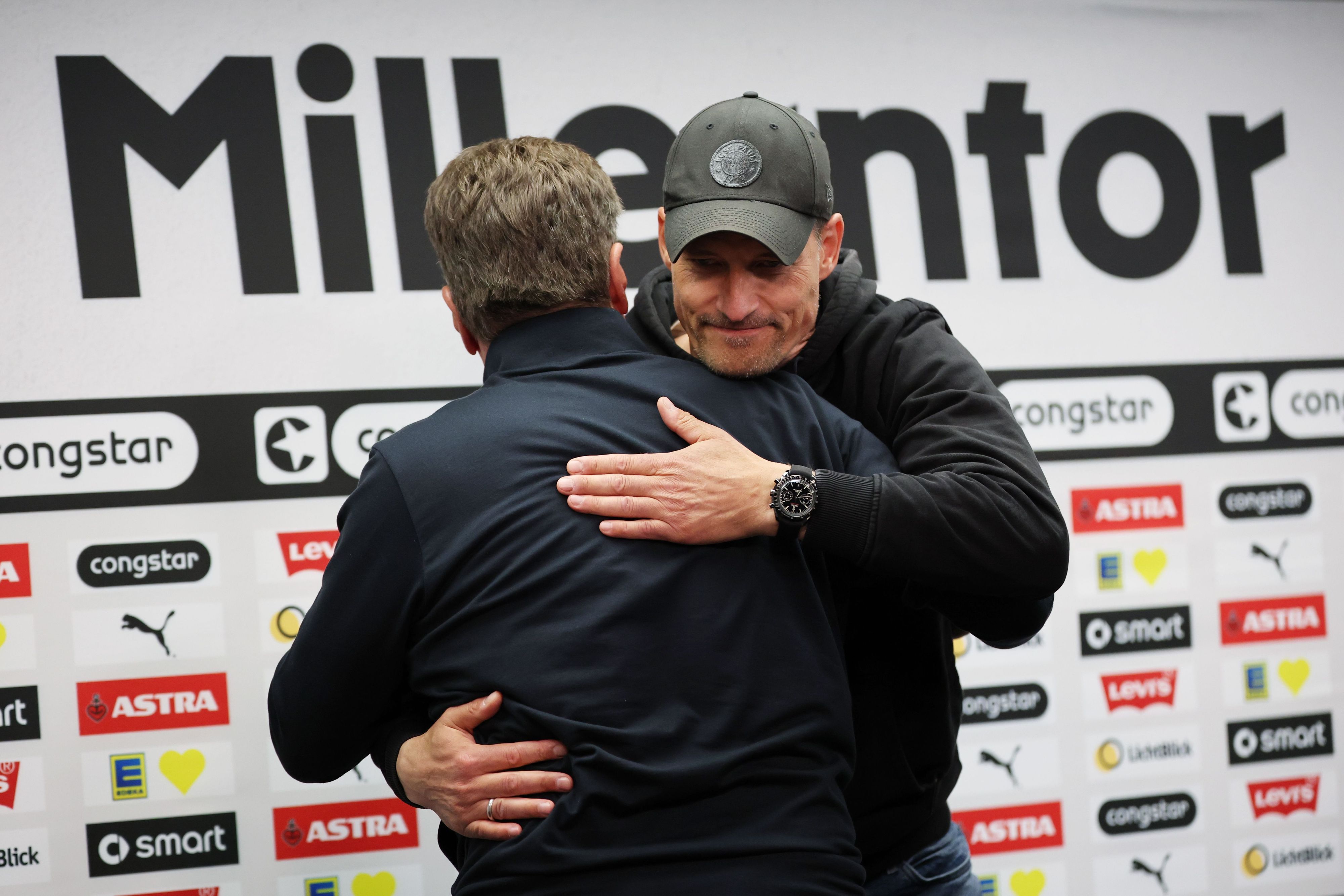 Alexander Blessin und Dieter Hecking umarmen sich.