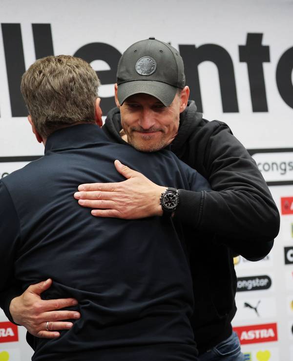 Alexander Blessin und Dieter Hecking umarmen sich.