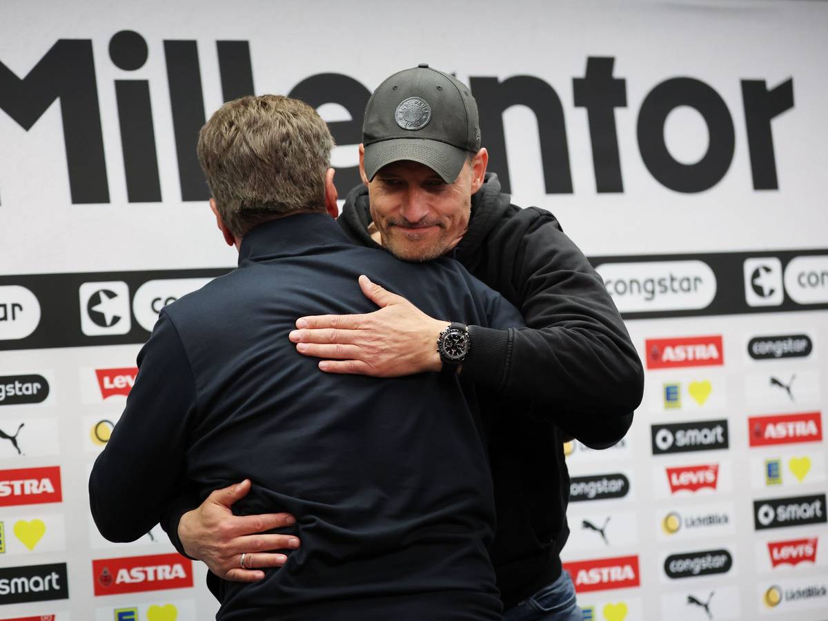Alexander Blessin und Dieter Hecking umarmen sich.