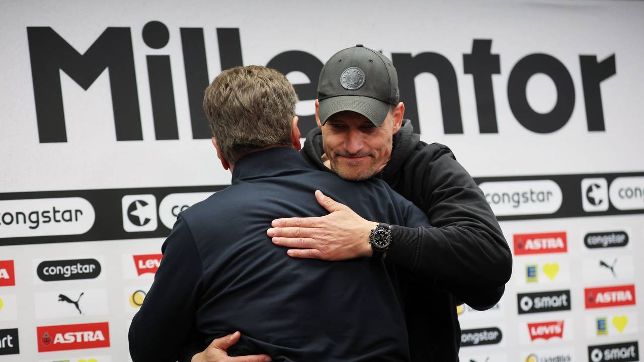 Alexander Blessin und Dieter Hecking umarmen sich.