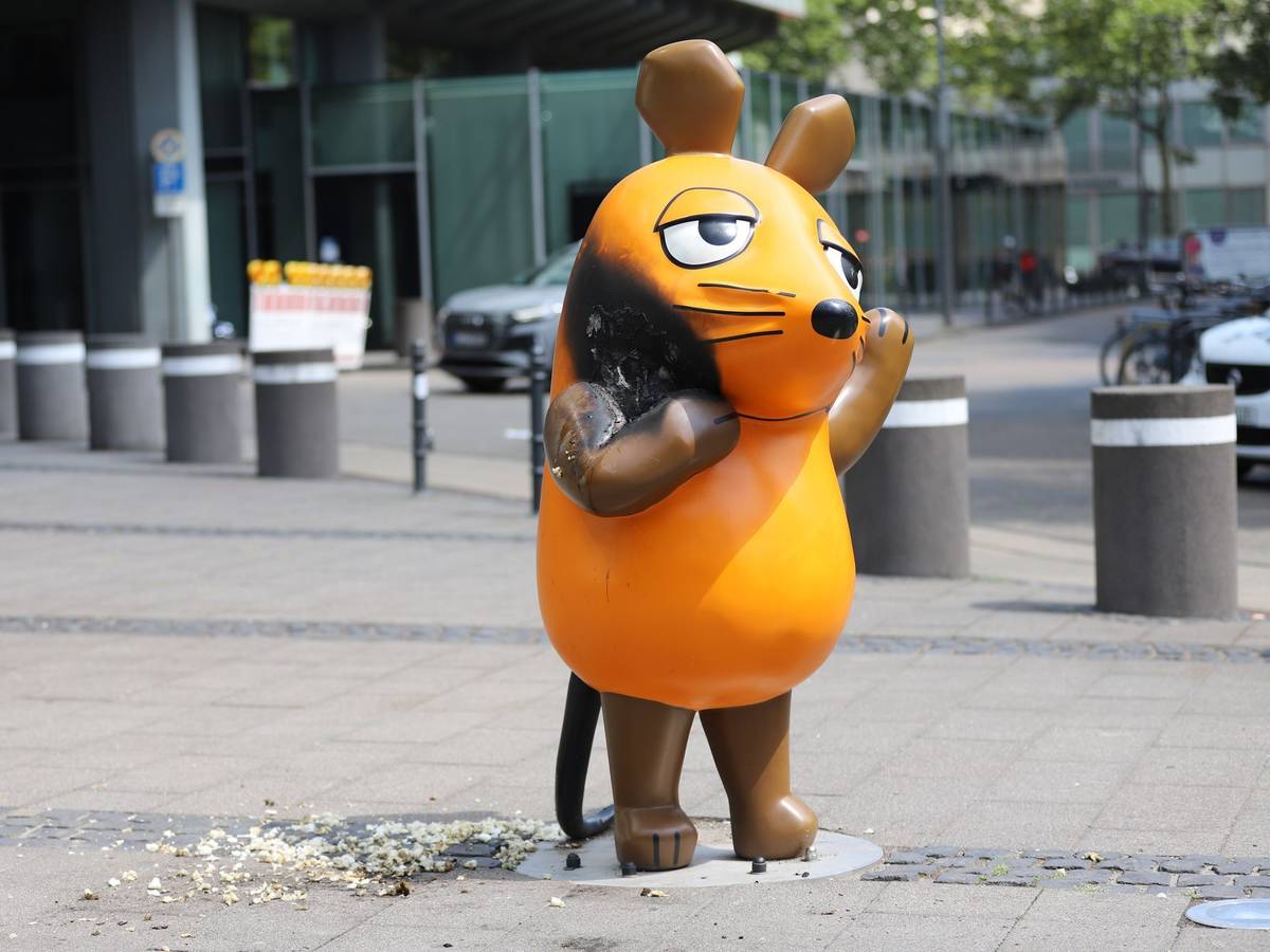 Keine heiße Spur nach Brandanschlag auf Maus-Figur in Köln