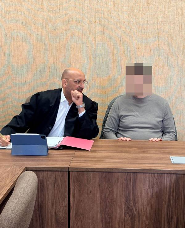 Der Angeklagte mit seinem Verteidiger Abdou Gabbar beim Prozessauftakt im Landgericht