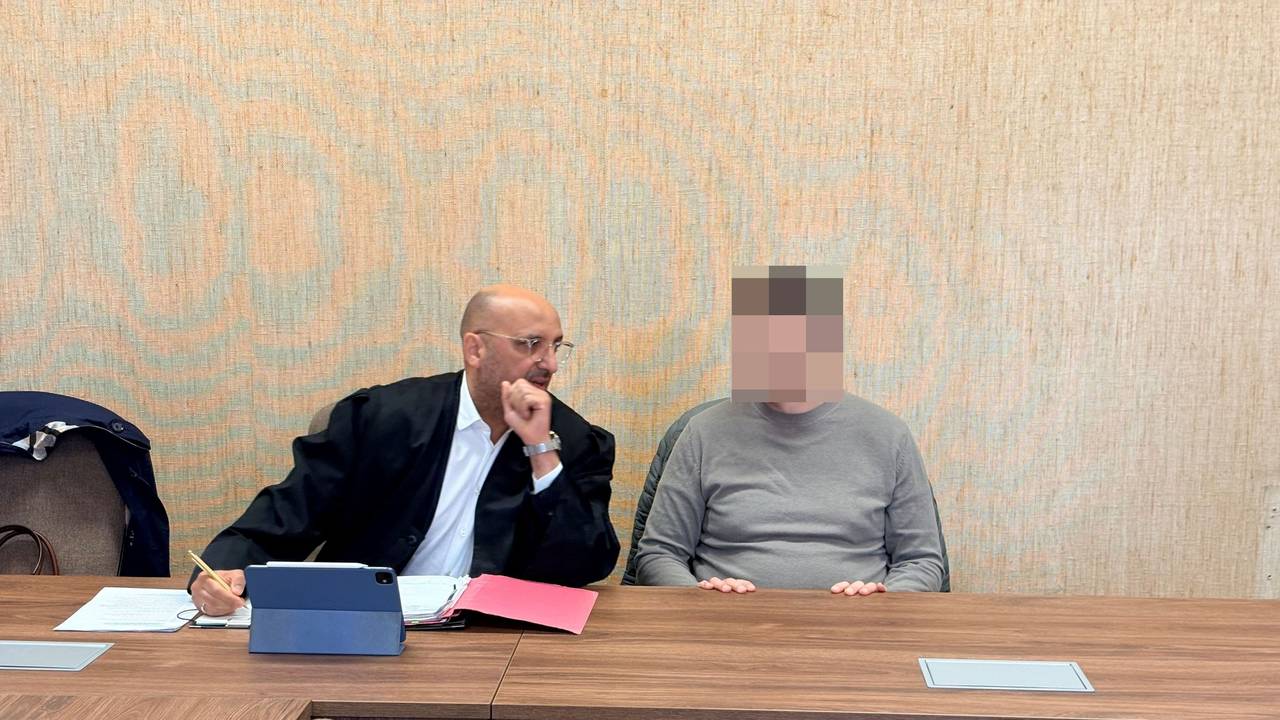 Der Angeklagte mit seinem Verteidiger Abdou Gabbar beim Prozessauftakt im Landgericht