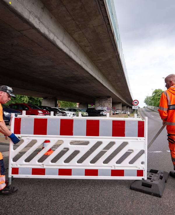Die Friedrich-Ebert-Brücke (Rheinbrücke Nord), eine wichtige Ost-West-Autobahnbrücke, ist dicht.