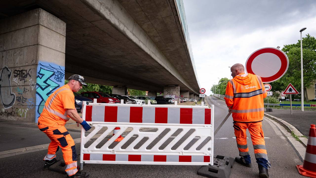 Die Friedrich-Ebert-Brücke (Rheinbrücke Nord), eine wichtige Ost-West-Autobahnbrücke, ist dicht.