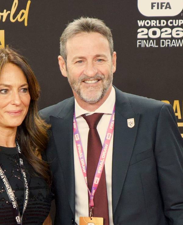 Auf dem Roten Teppich posieren Thomas Christiansen und seine Ehefrau Nuria.