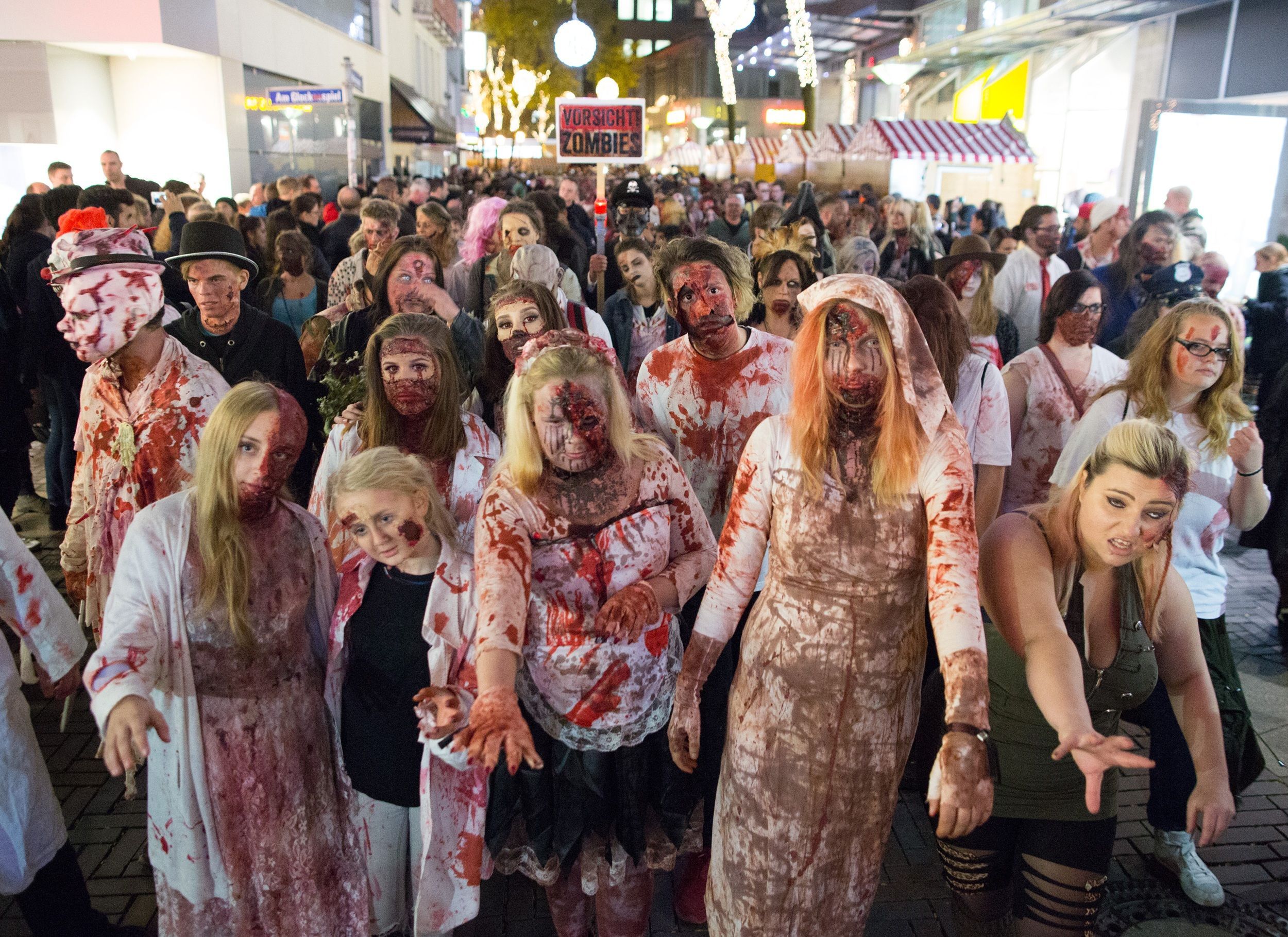 Zombie-Walk in der Essener City (Archivbild): Wo wäre es bei einer Zombie-Apokalypse am sichersten?