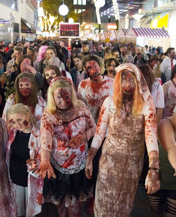 Zombie-Walk in der Essener City (Archivbild): Wo wäre es bei einer Zombie-Apokalypse am sichersten?