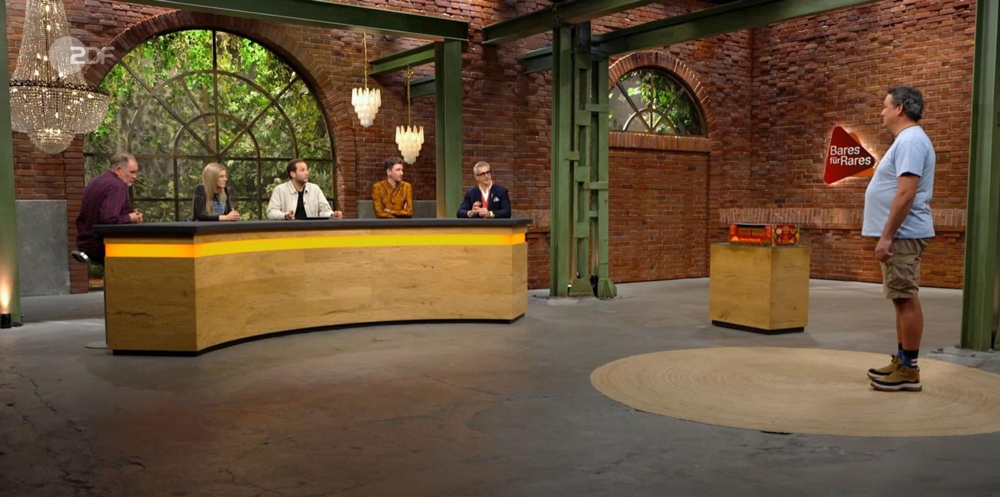 Julian Schmitz-Avila (Dritter von links) bekannte sich zwar als großer Siedler-Fan, wollte aber maximal 400 Euro investieren. (Bild: ZDF)