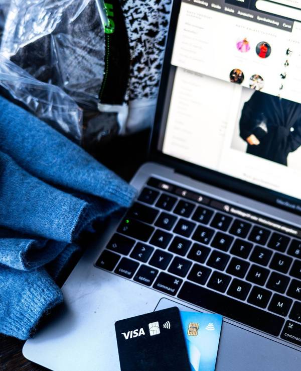 Verschiedene Online-Shops sind auf einem Laptop geöffnet