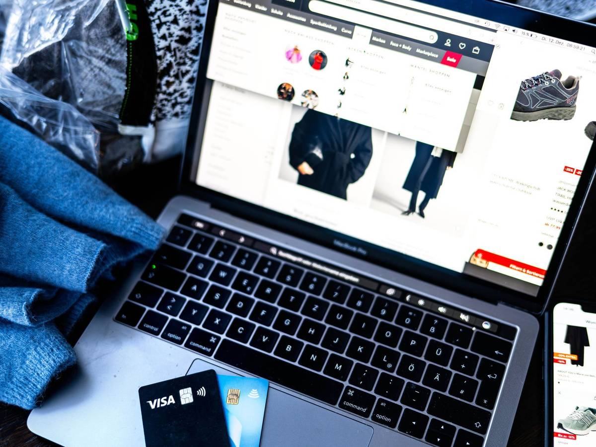 Verschiedene Online-Shops sind auf einem Laptop geöffnet