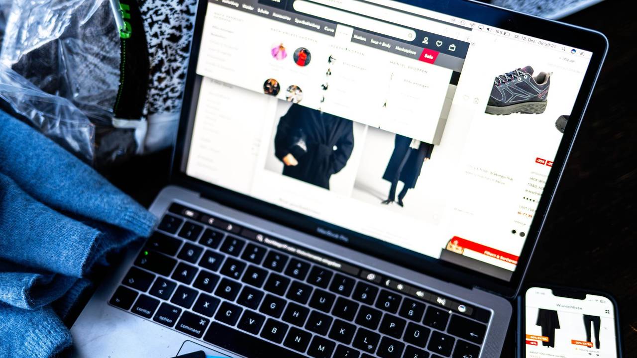 Verschiedene Online-Shops sind auf einem Laptop geöffnet