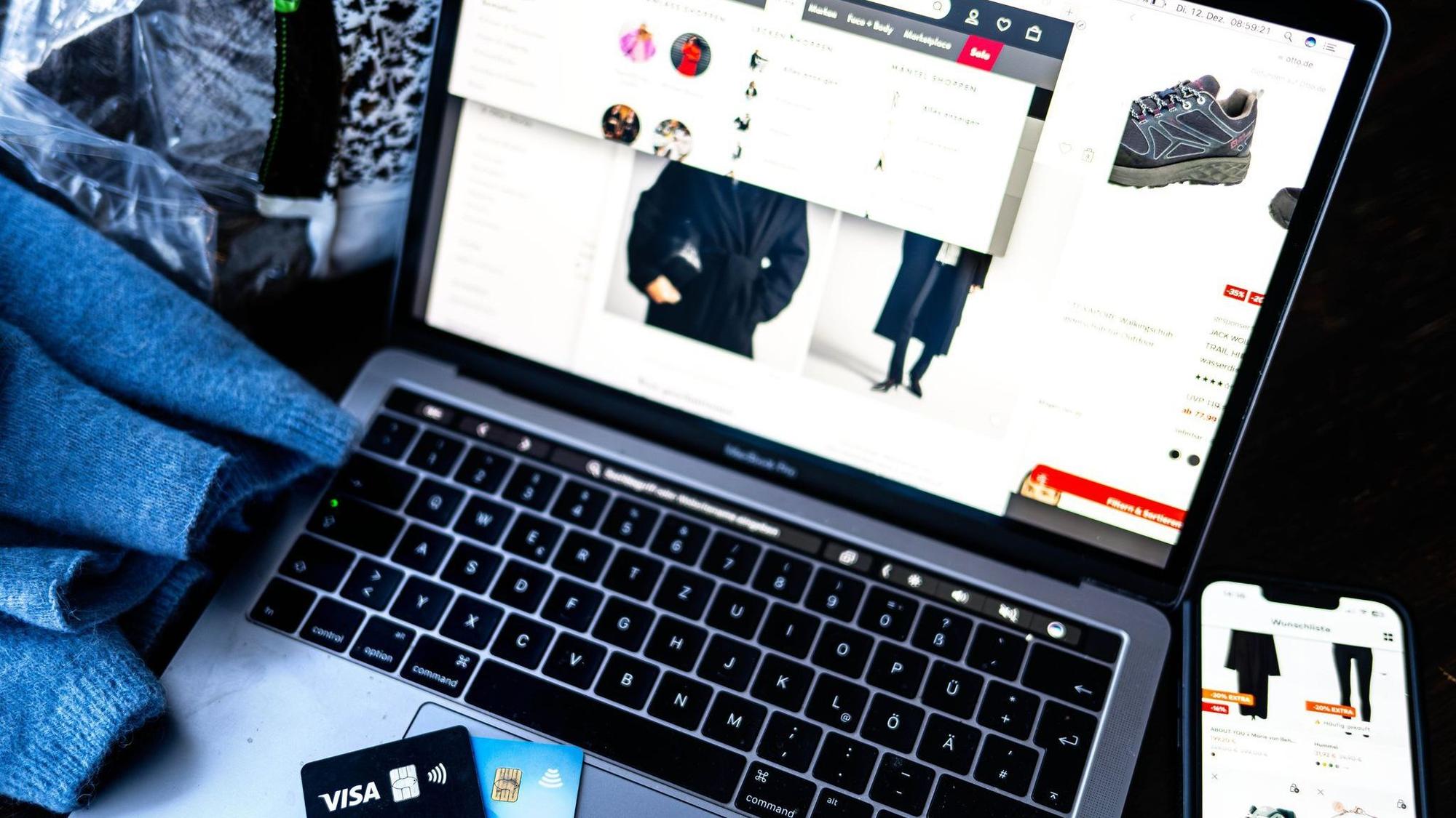 Verschiedene Online-Shops sind auf einem Laptop geöffnet