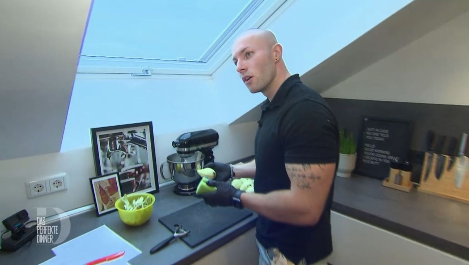 Mit dem Putzschwamm rubbelt Alex seine geschälten Birnen glatt.
 (Bild: RTL)