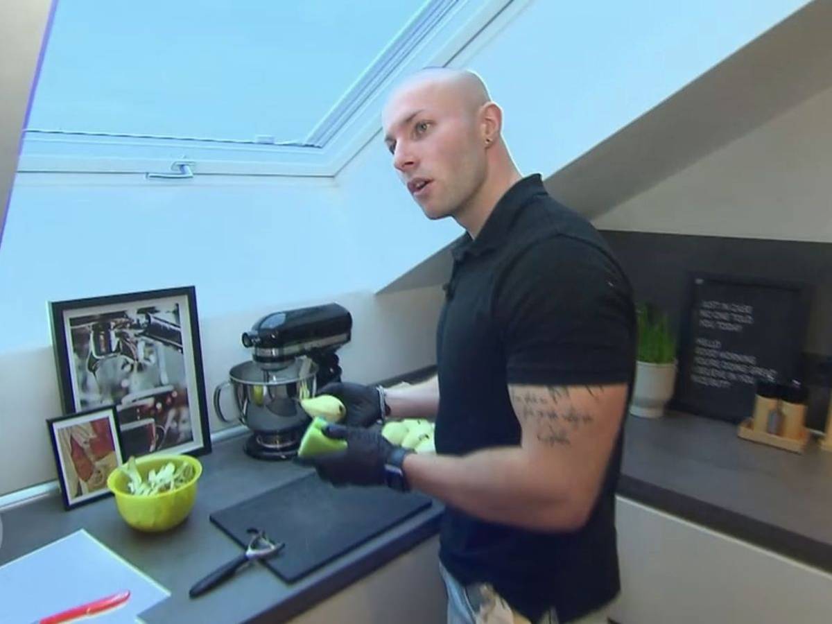 Mit dem Putzschwamm rubbelt Alex seine geschälten Birnen glatt.
(Bild: RTL)